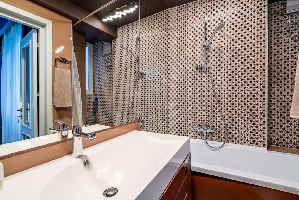 Modern - Central Apartment Bucharest Luaran gambar